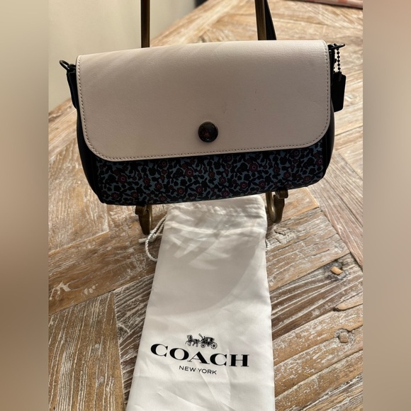 Coach Reversible - Picture 14 of 17